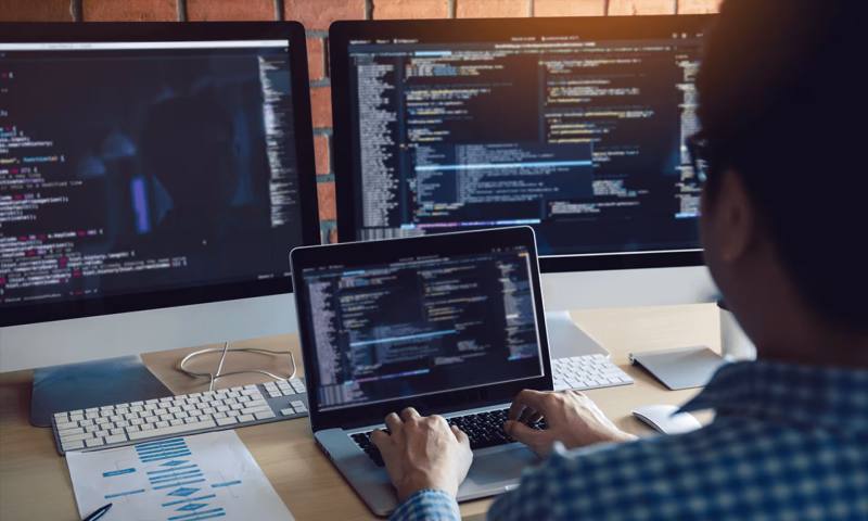 数据科学选型:R与Python如何赋能加查县网站建设?